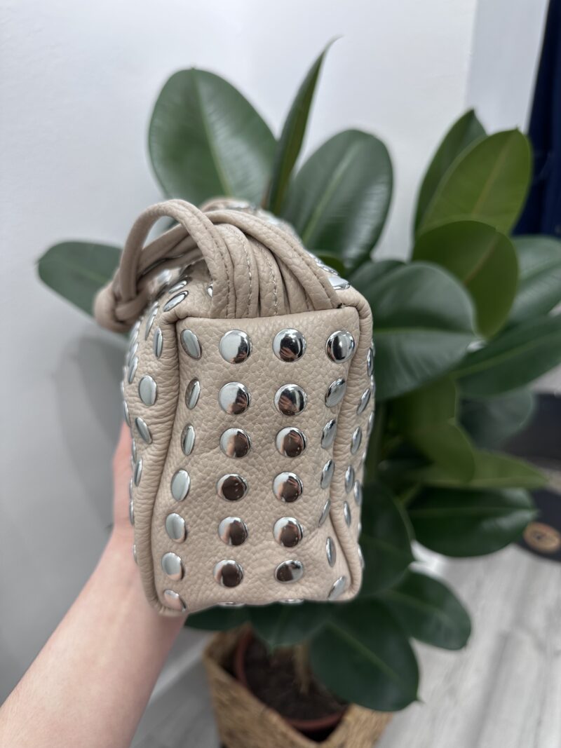 BOLSO BEIGE TACHAS - Imagen 4