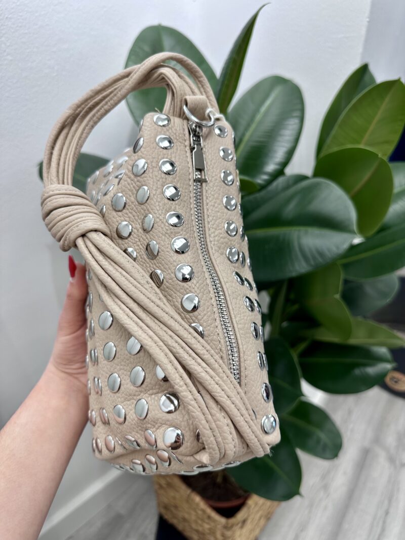 BOLSO BEIGE TACHAS - Imagen 6